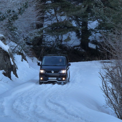 Llega la nieve, también a la carretera.